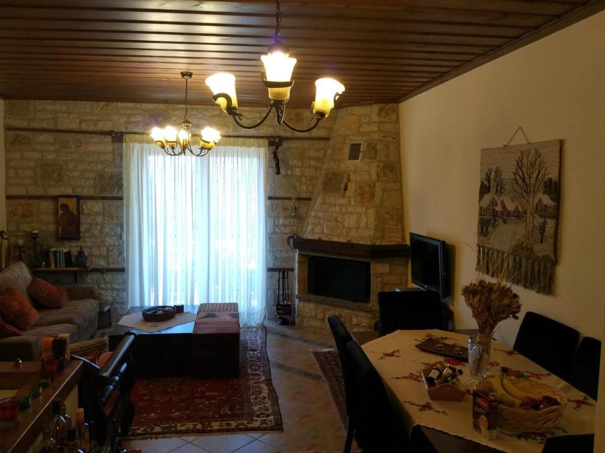 La Casa Di Pietra Villa Karpenisi Bagian luar foto